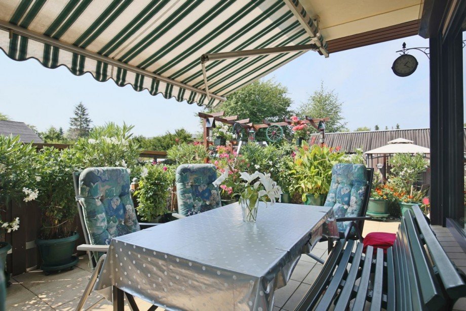 Terrasse mit Markise Einfamilienhaus Kaltenkirchen