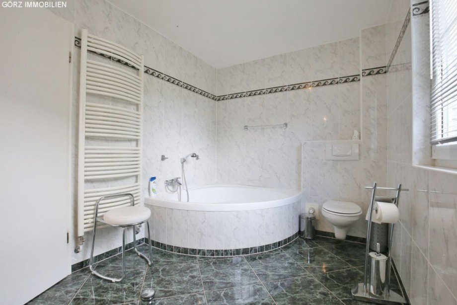 Familienbad mit Eckbadewanne Doppelhaush�lfte Norderstedt
