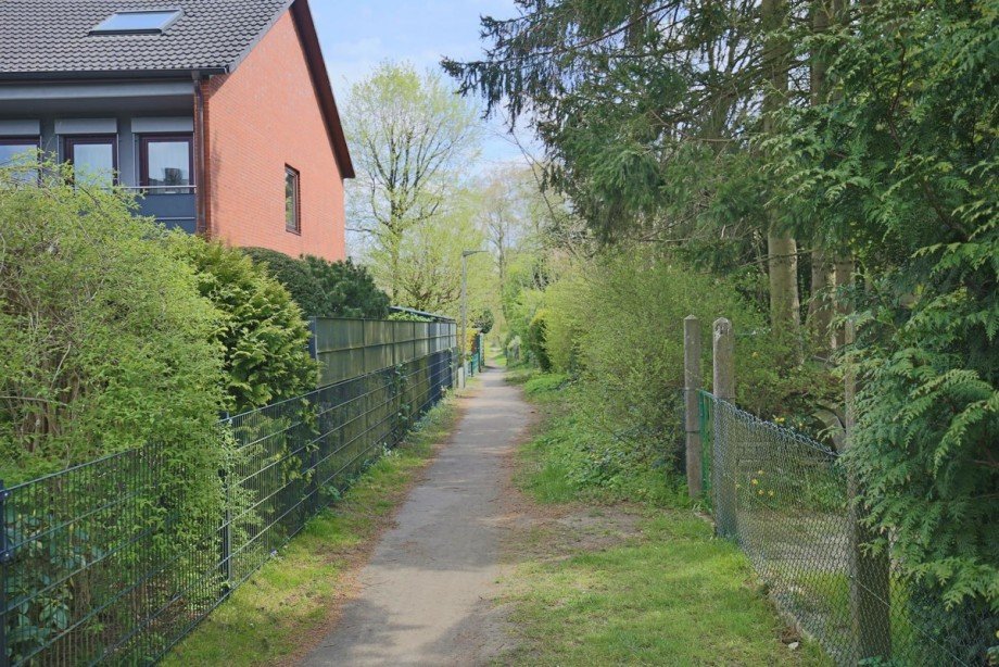 Kleiner Weg am Haus Reiheneckhaus Norderstedt
