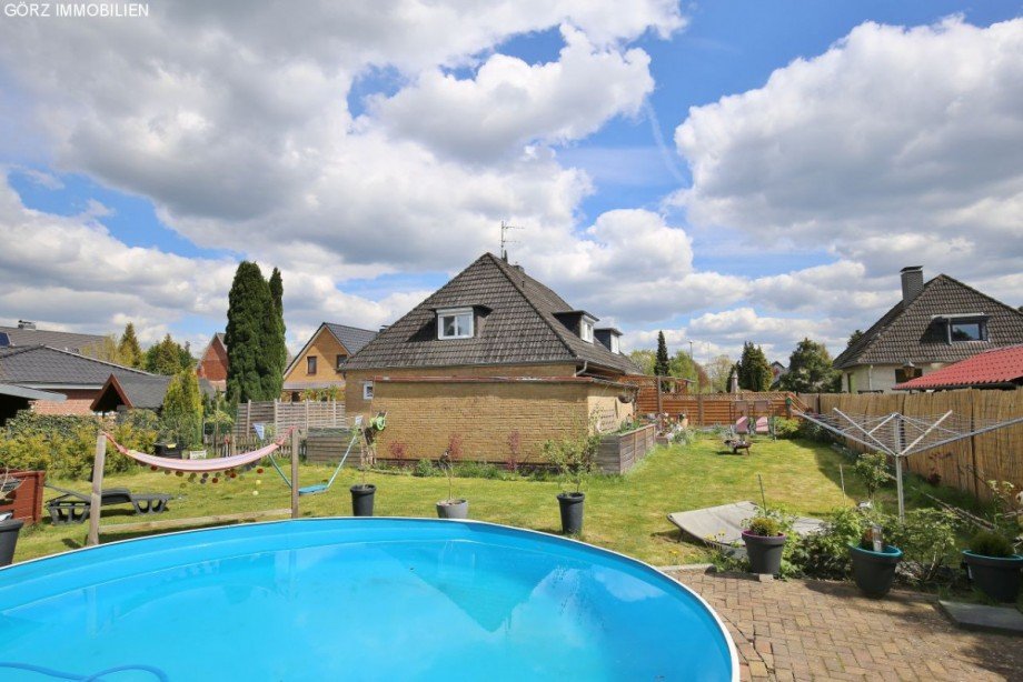 Pool im Garten Doppelhaush�lfte Quickborn-Heide