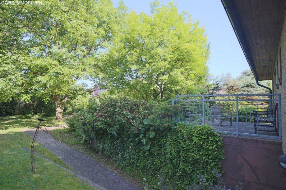 Hinterer Gartenbereich mit Abgang zur ehemaligen Garage Einfamilienhaus Henstedt-Ulzburg