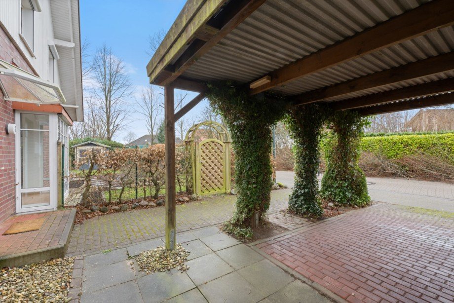 Carport vor der Haust�r Doppelhaush�lfte Itzstedt