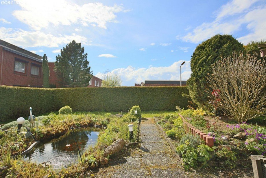 Garten mit Gartenteich Reihenendhaus Norderstedt