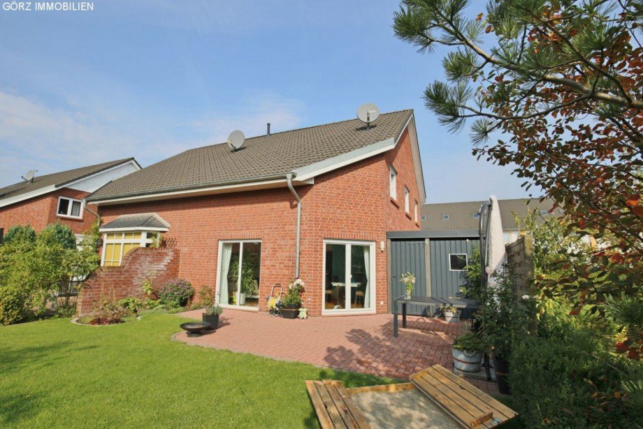 Blick vom Garten auf die Terrasse Doppelhaush�lfte Pinneberg