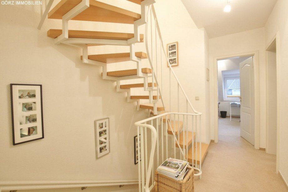 Holztreppe zum Spitzboden Reihenmittelhaus Ellerau