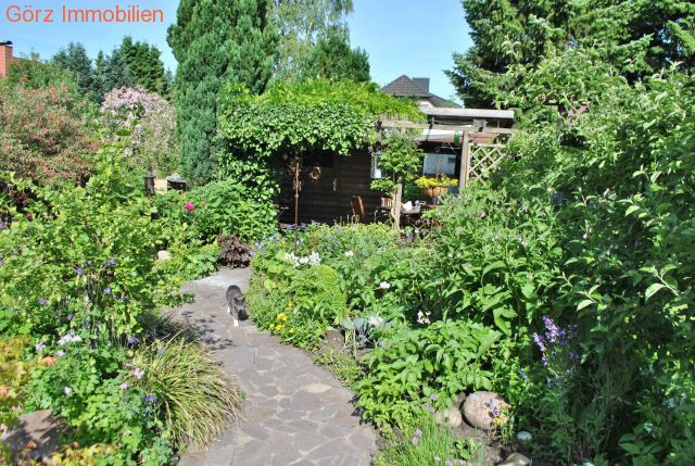Garten - eine Katze schaut vorbei! Reihenhaus Quickborn-Heide