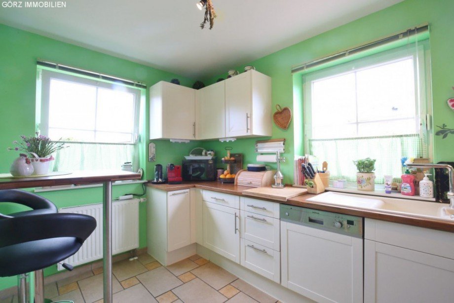 Einbauk�che mit zwei gro�en Fenstern Reihenendhaus Pinneberg