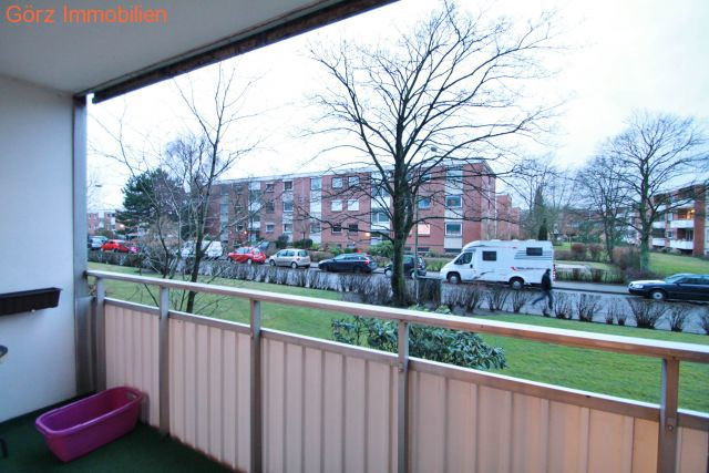 Balkon (die Autos parken) Etagenwohnung Pinneberg