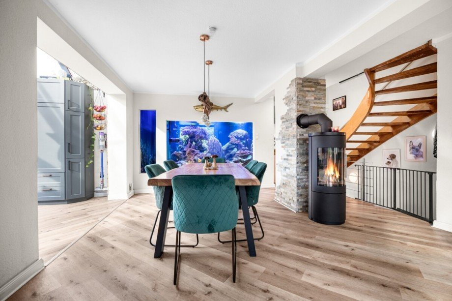 Essbereich mit Kaminofen Reihenendhaus Hamburg / Lurup