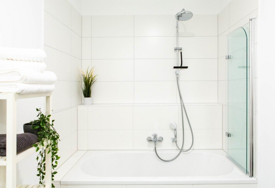 Badezimmer_1OG_Regendusche_Badewanne Reihenhaus Hamburg