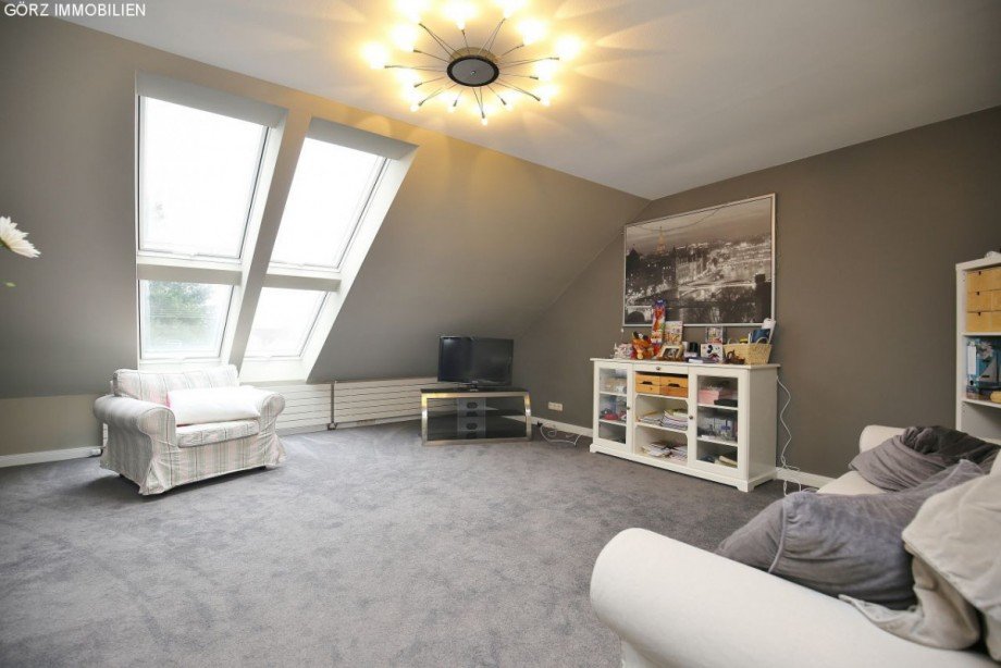 zwei weitere gro�e Zimmer im DG Reihenhaus Quickborn