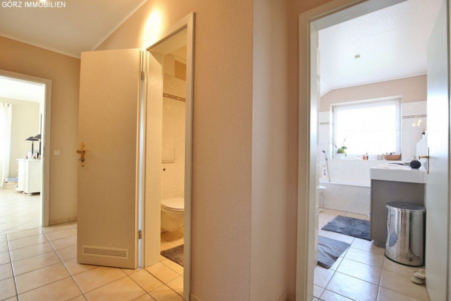 Blick vom Flur ins Vollbad und G�ste-WC Maisonettewohnung Henstedt-Ulzburg