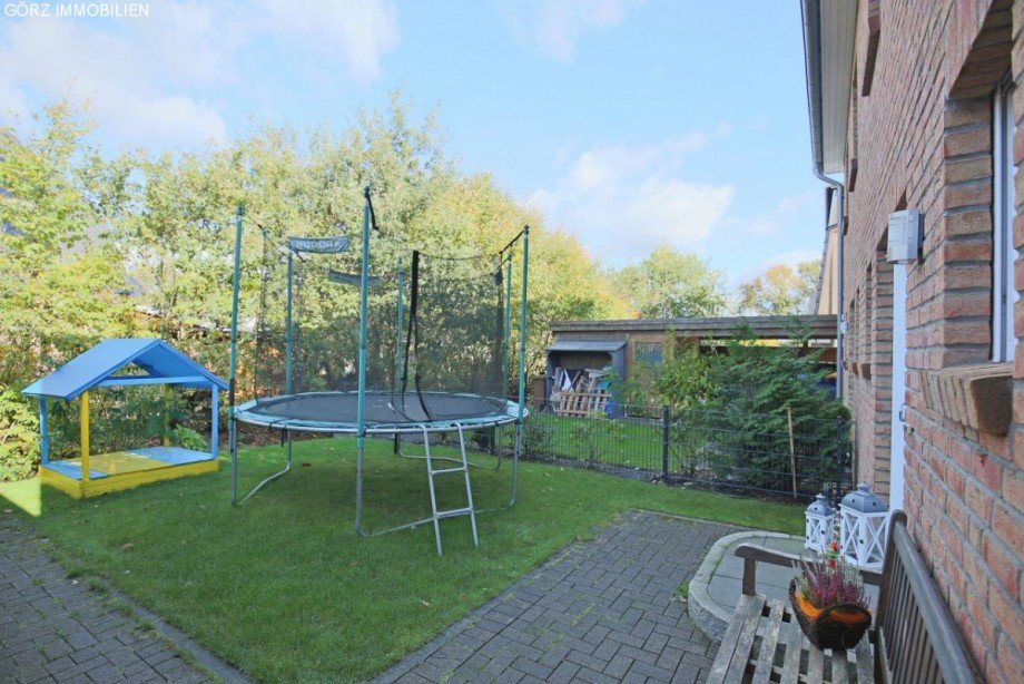 Rasenfl�che vor dem Eingangsbereich Doppelhaush�lfte Barmstedt