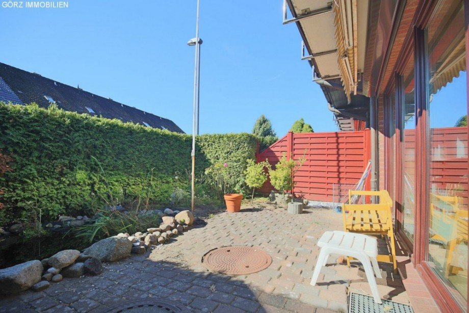 S�d-Terrasse mit Teich Doppelhaush�lfte Rellingen