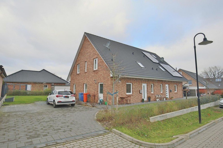 Blick von der Stra�e Doppelhaush�lfte Kisdorf