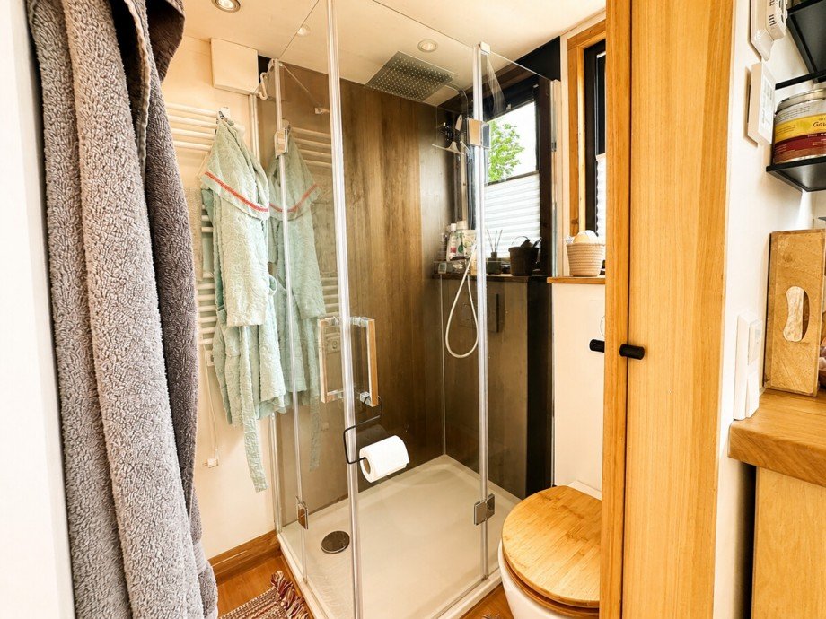 Badezimmer mit Dusche und WC Haus Itzstedt
