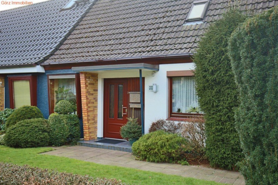 Eingangsbereich mit neuer Haust�r Doppelhaush�lfte Hamburg