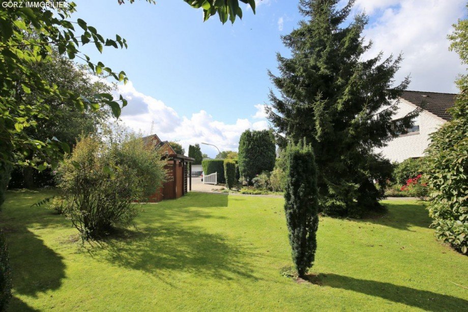 Blick Richtung Auffahrt Zweifamilienhaus Norderstedt