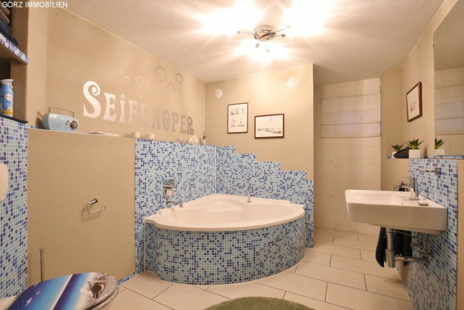 Badezimmer mit Eckbadewanne im Keller Reihenhaus Quickborn