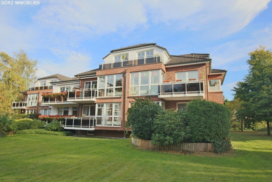 Blick von Gr�nfl�che Richtung Haus Erdgeschosswohnung Hamburg