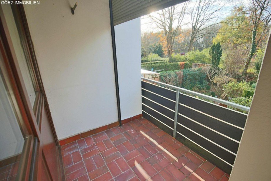 Rolll�den vor dem SZ-Balkon Reihenmittelhaus K�lln-Reisiek