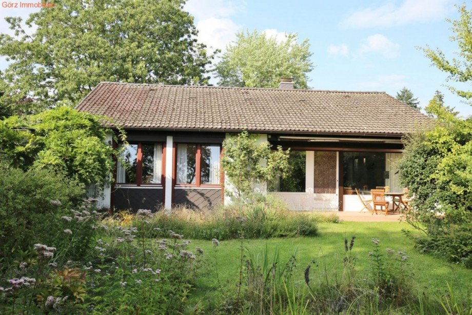 Links: das Schlafzimmer und die Abb�schung, rechts die Terrasse. Einfamilienhaus Quickborn