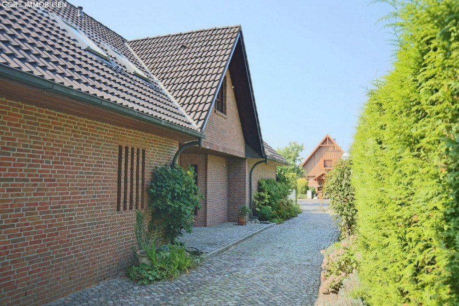 moderne Natursteinpflaterung Einfamilienhaus Kaltenkirchen