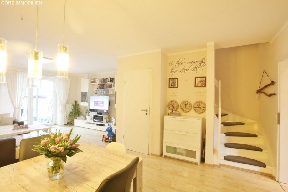 sch�ne Holztreppe Reihenmittelhaus Kaltenkirchen