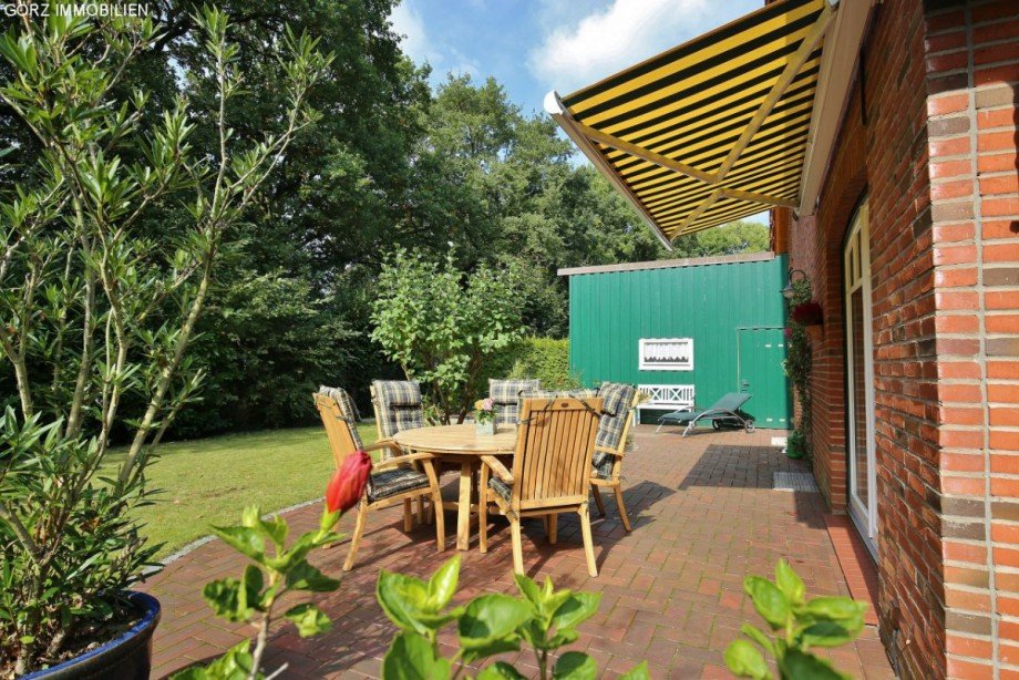 Terrasse mit Blick zum Carport Einfamilienhaus Norderstedt