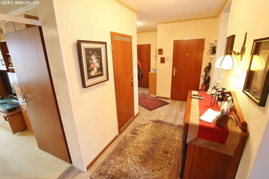 links: Wohnzimmer Etagenwohnung Pinneberg