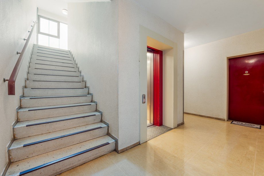 Treppenhaus mit Aufzug Etagenwohnung Norderstedt