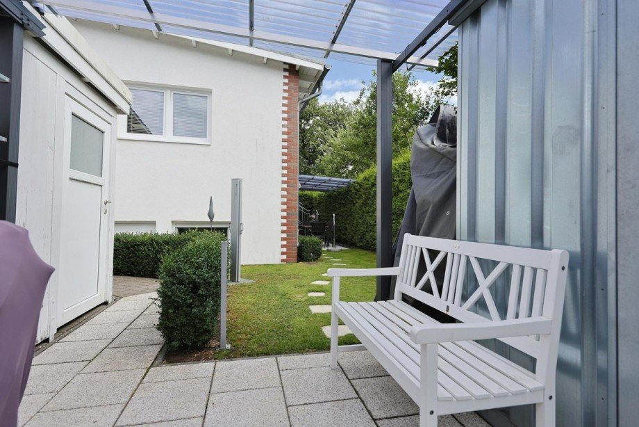 Kleine Terrasse am Schuppen Maisonettewohnung Barmstedt