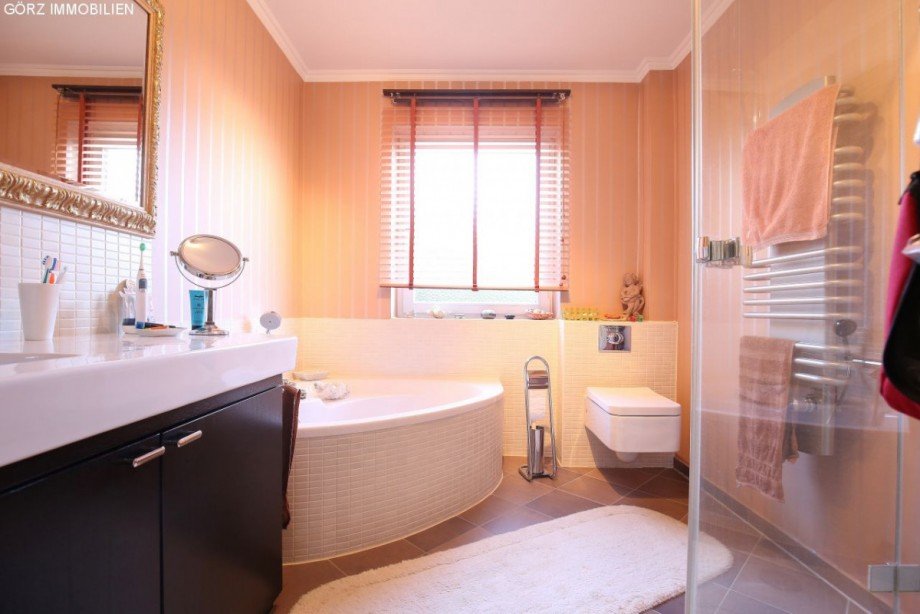 Bad mit Badewann und gro�em Waschtisch Bungalow Appen
