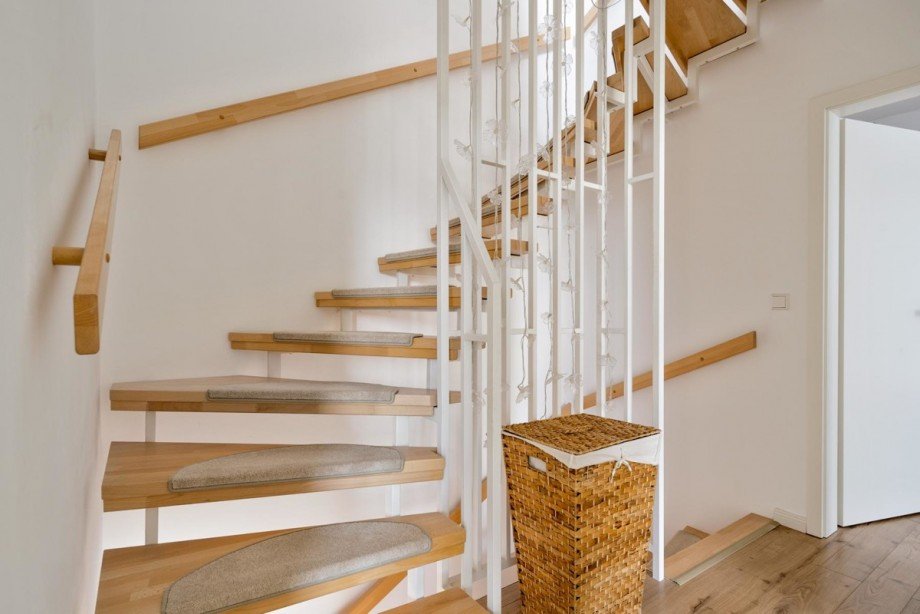 Holztreppe ins Dachgeschoss Reihenendhaus Norderstedt