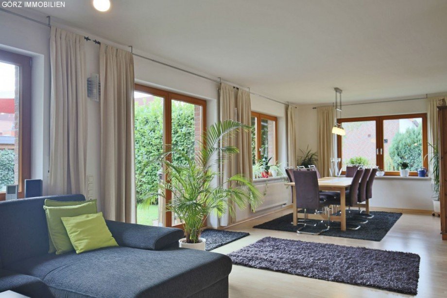 Vier Fenster lassen viel Licht hinein Einfamilienhaus Norderstedt
