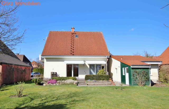 Hausansicht vom Garten aus Zweifamilienhaus Barmstedt