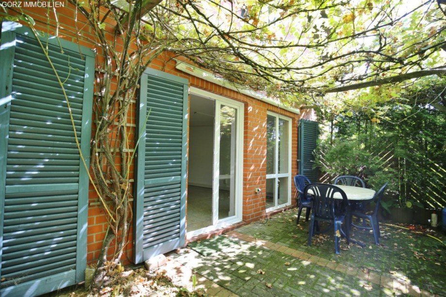Terrasse mit Fensterl�den Reihenhaus Norderstedt