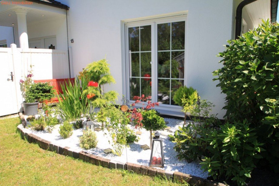Neues Fenster mit Au�enrollo. Einbau 2013. Neues Beet mit wei�em Marmorkies und ansprechender Bepflanzung Haus Quickborn-Heide
