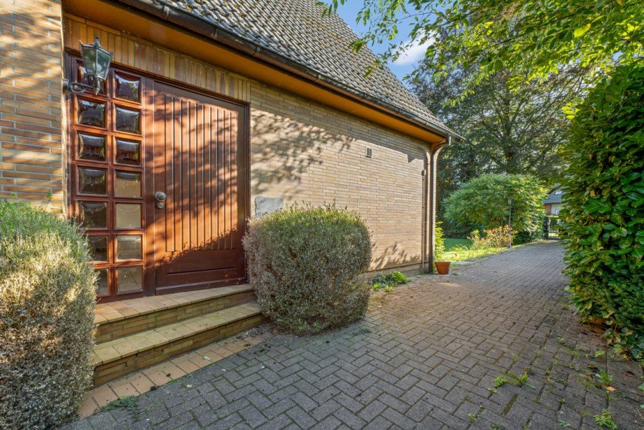 Ansicht Hauseingang und Zuwegung Einfamilienhaus Tangstedt
