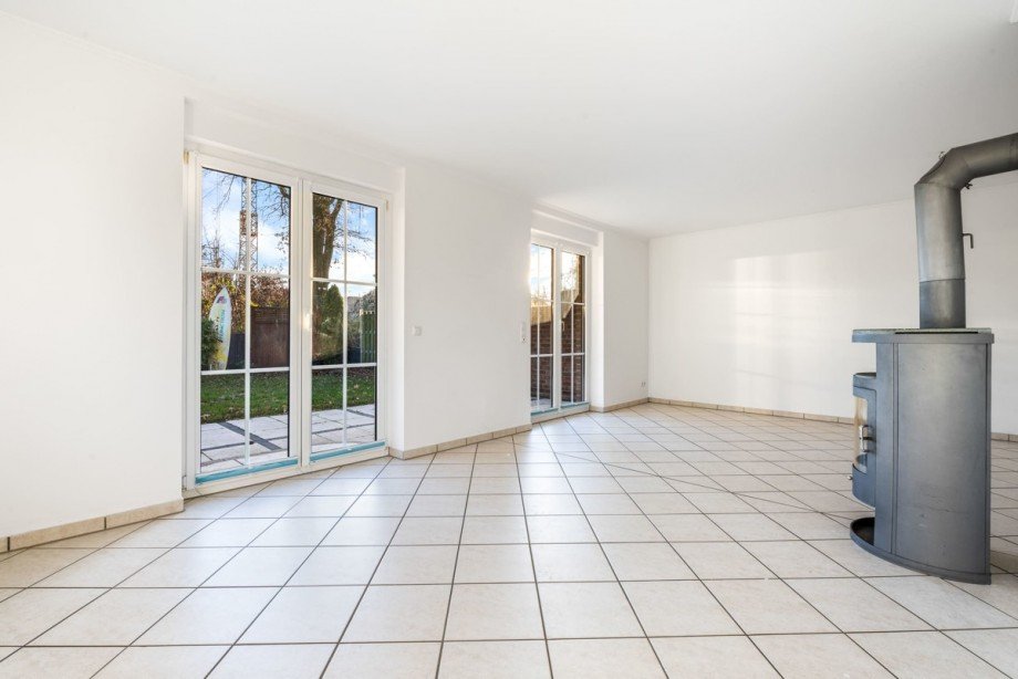 Wohnzimmer mit Kaminofen Doppelhaush�lfte Kisdorf