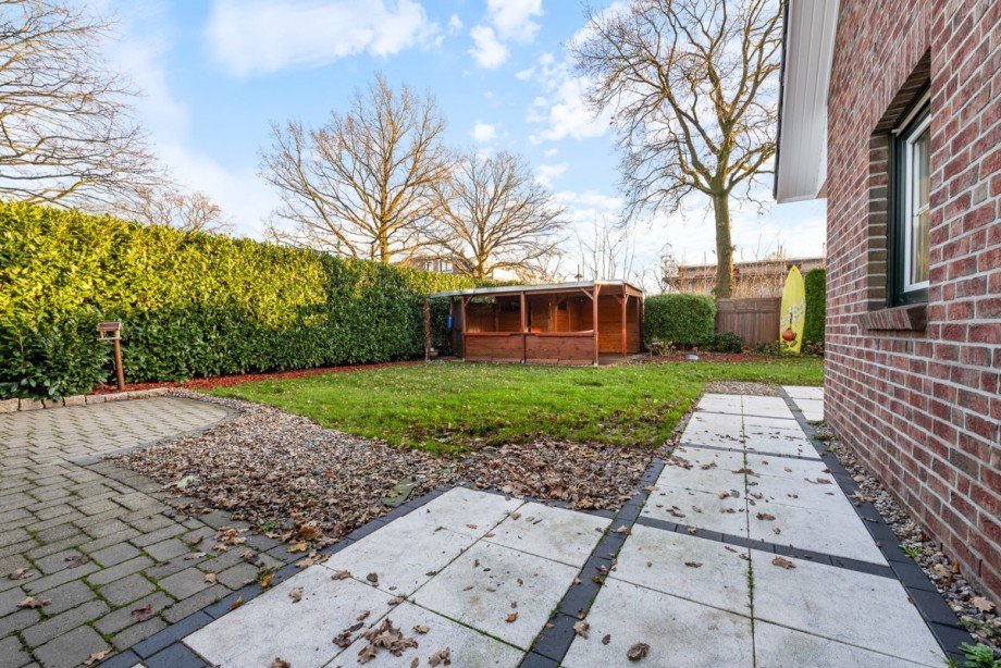 Gartenansicht mit Schuppen Doppelhaush�lfte Kisdorf