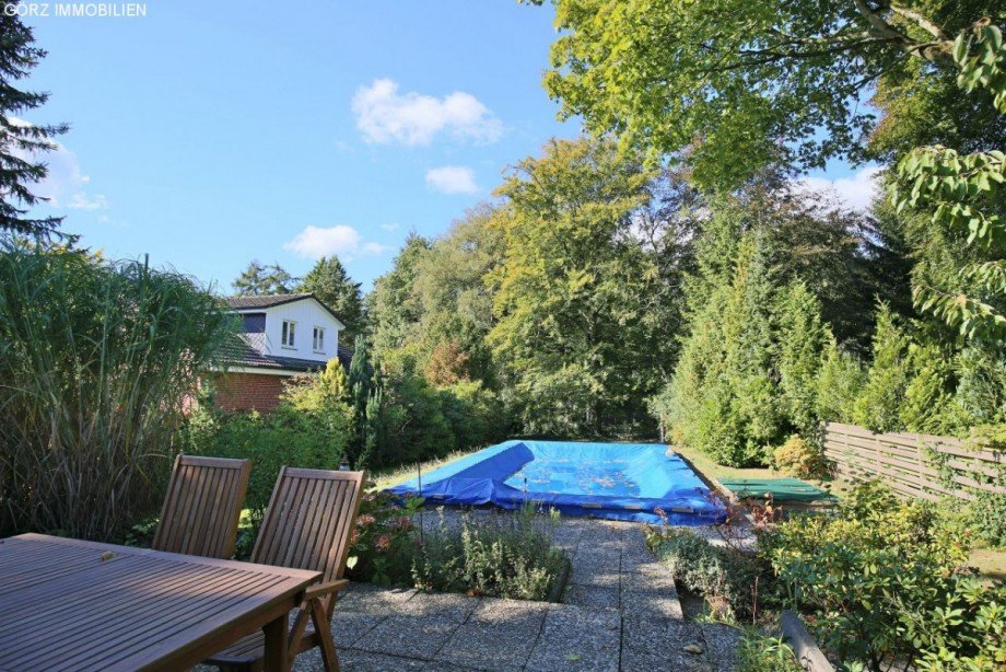Terrasse mit Swimmingpool Wohngrundst�ck Hamburg