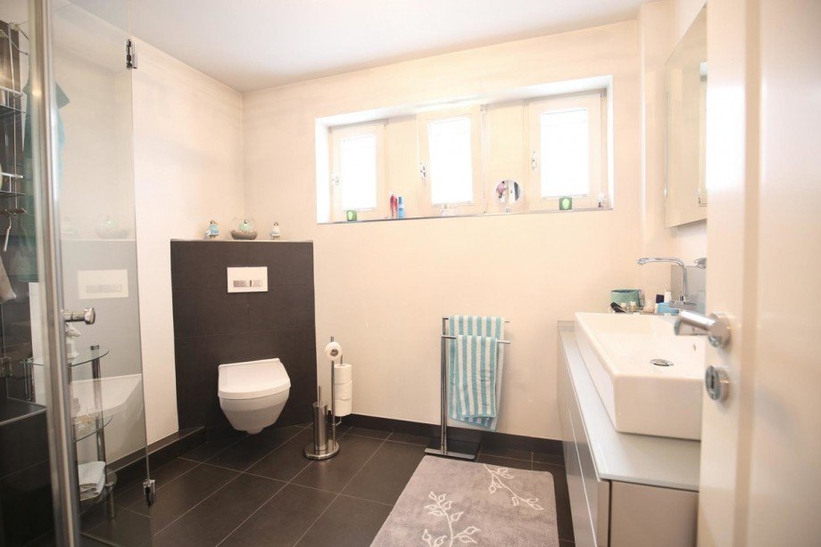 modernes Badezimmer Reihenmittelhaus Schenefeld