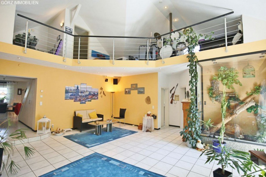 Das Wohnzimmer mit Blick auf die Galerie Einfamilienhaus Kaltenkirchen