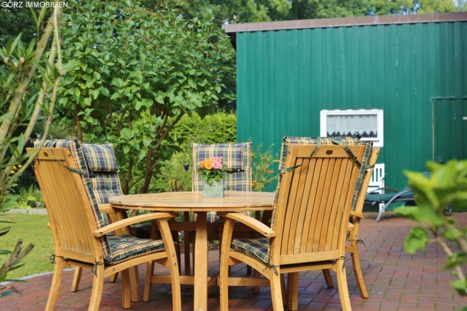 Blick auf Carport mit Ger�teraum Einfamilienhaus Norderstedt