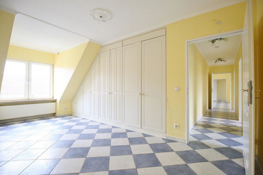 Zimmer mit Einbauschrank Dachgeschosswohnung Norderstedt