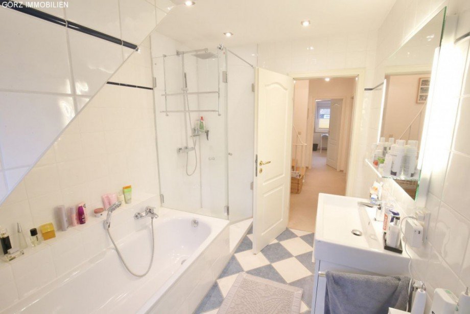 Badezimmer mit Wanne und Dusche Reihenmittelhaus Ellerau