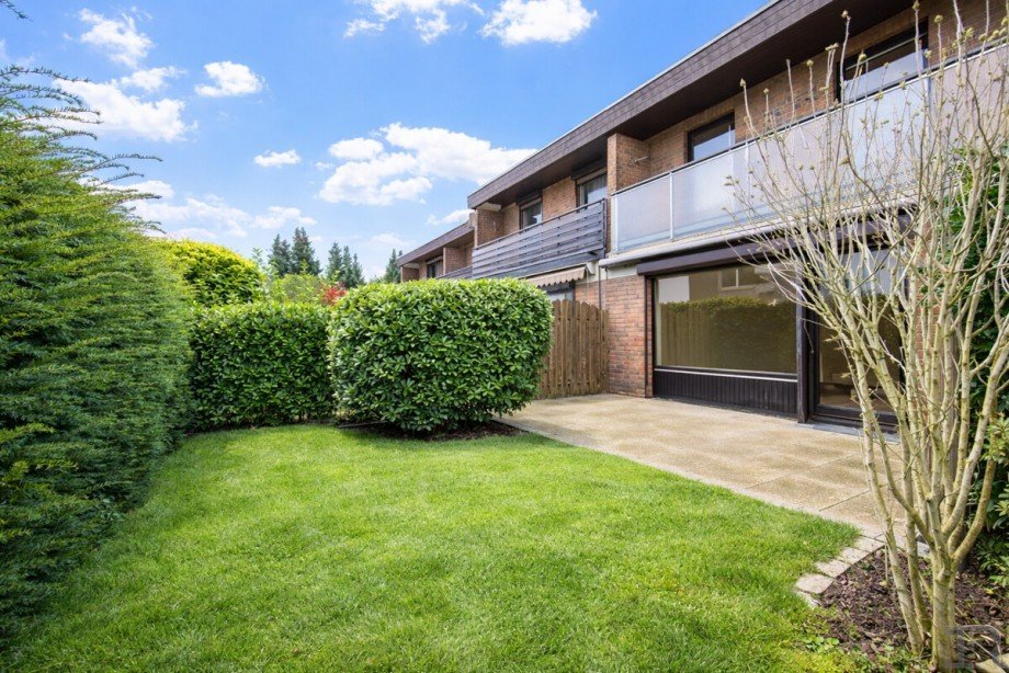 Immergr�n: Eibe, Kirschlorbeer Reihenendhaus Henstedt-Ulzburg