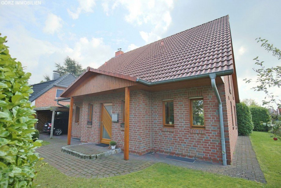 Eingang mit Carport links Einfamilienhaus Norderstedt
