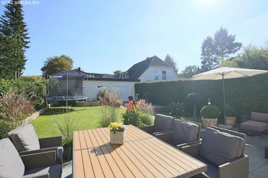 Blick in den Garten Doppelhaush�lfte Hamburg